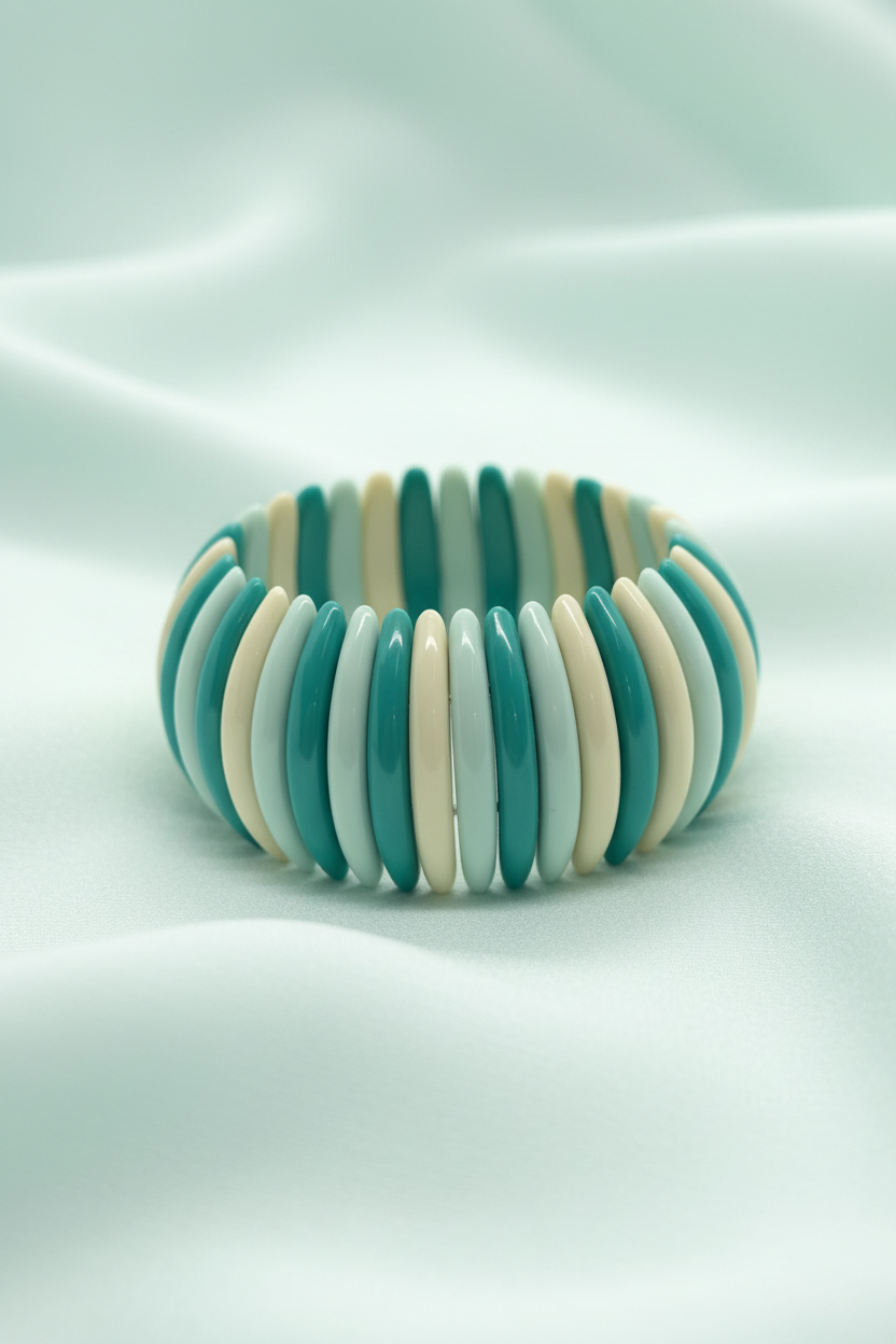 Pulseira turquesa e creme com fundo de tecido suave