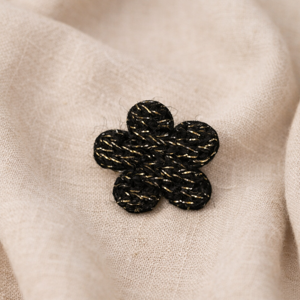 Broche Flor de tecido preta