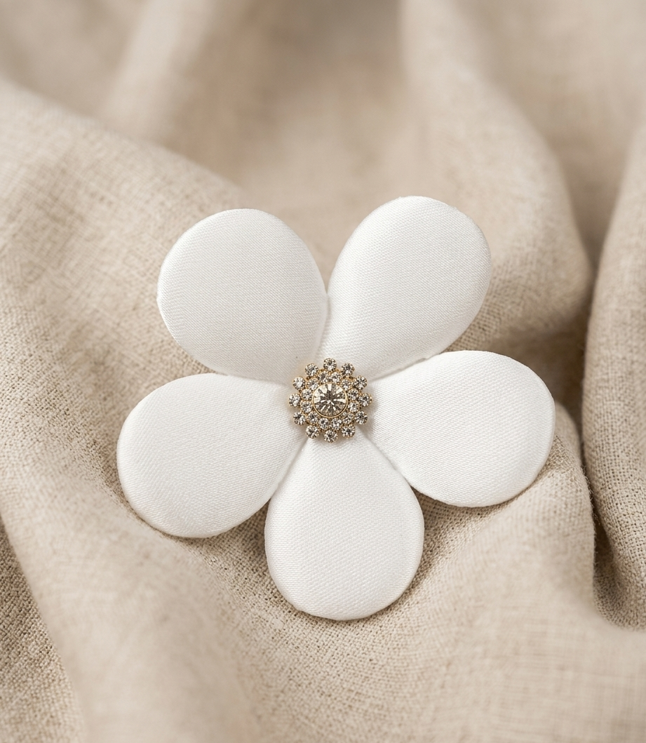Broche Camélia tecido branca