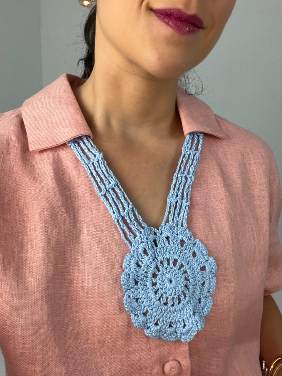 Colar Mandala Crochê Azul Bebê