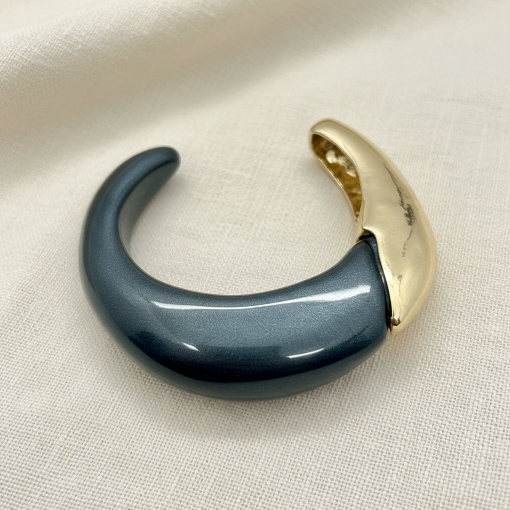 Bracelete azul ardósia e ouro — fundo estético