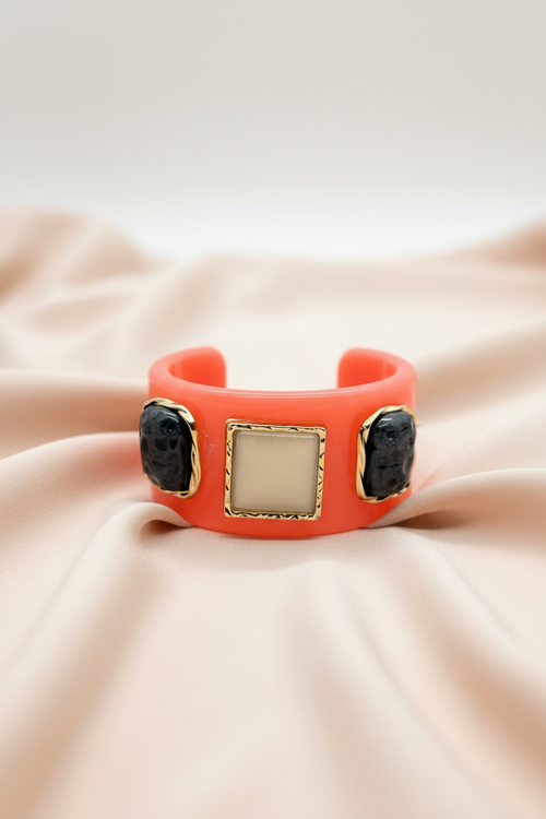 Bracelete coral com pedras e fundo de tecido suave
