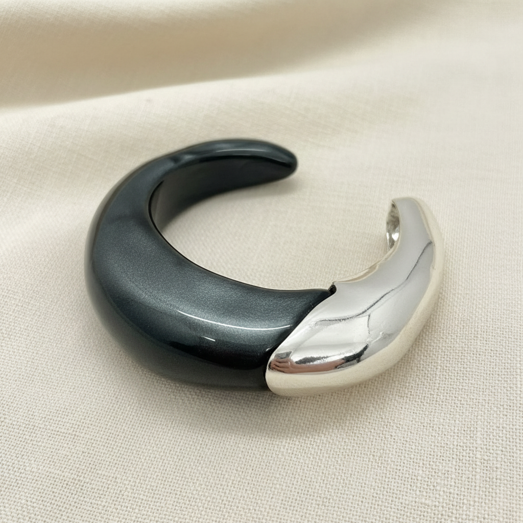 Bracelete grafite e prata — fundo estético