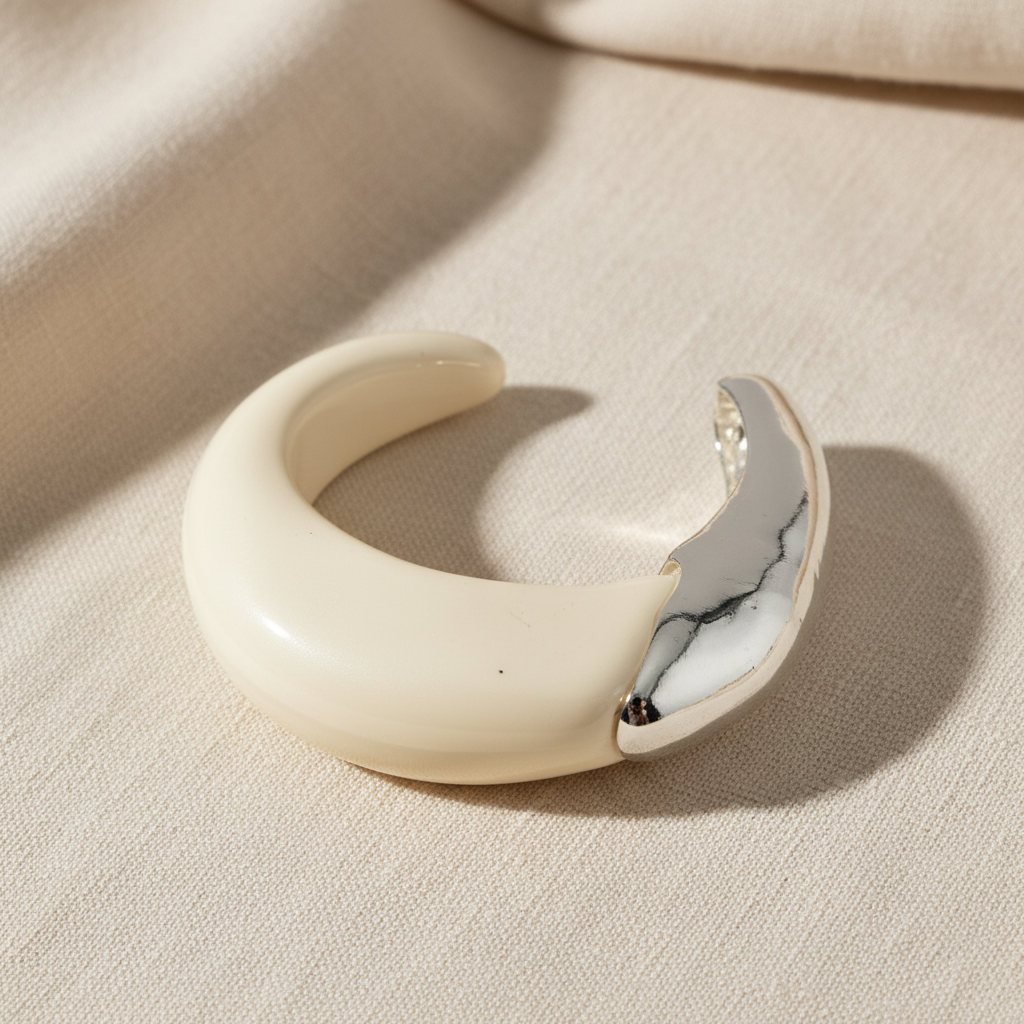 Bracelete marfim e prata — fundo estético