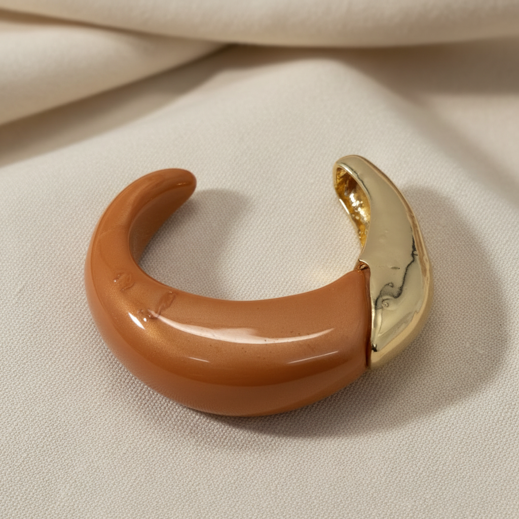 Bracelete terracota e ouro — fundo estético