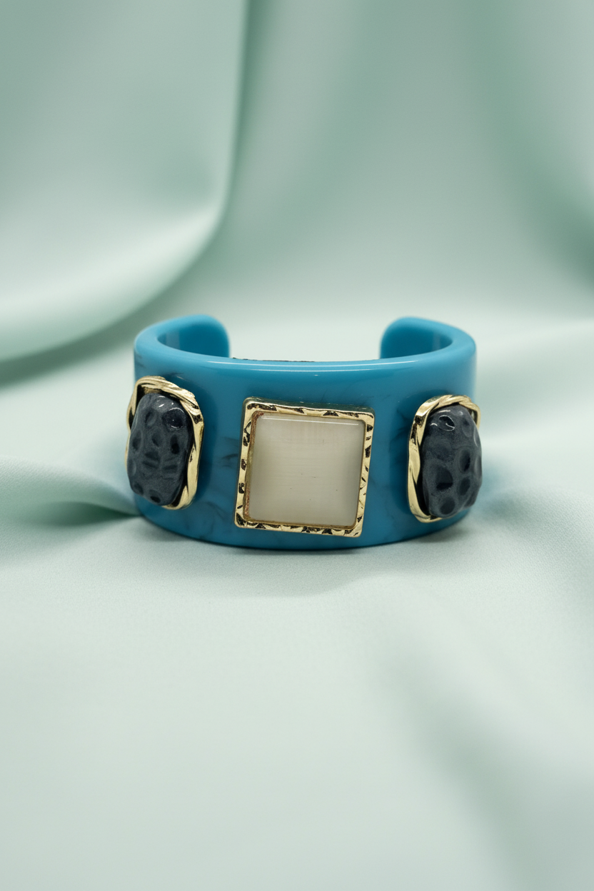 Bracelete turquesa com pedras e fundo de tecido suave