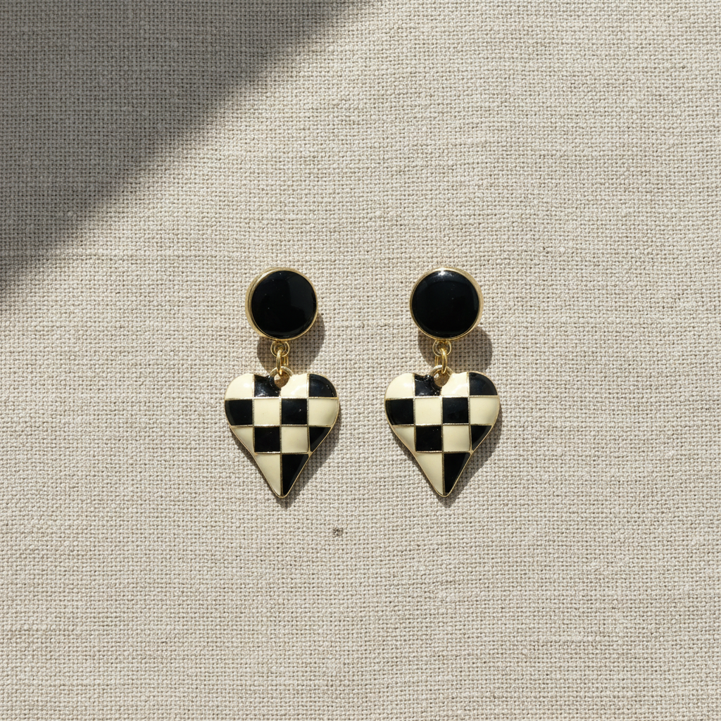 Brincos Xeque-Mate Coração Flat Lay em Linho