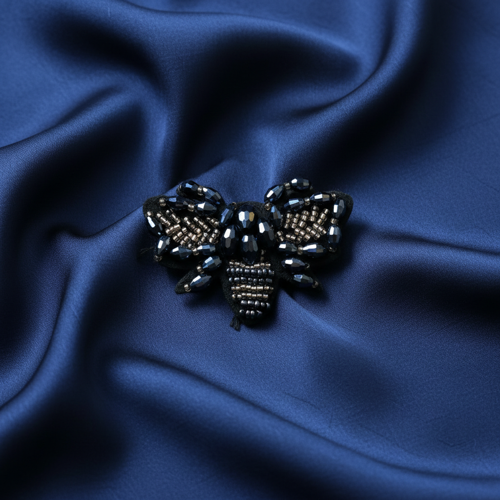 Broche Abelha Azul Marinho - Fundo Tecido Natural