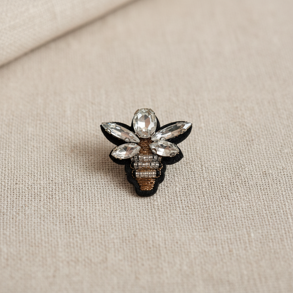 Broche abelha bordado sobre tecido elegante
