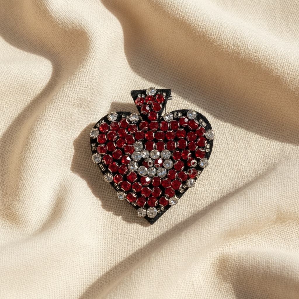 Broche Coração Vermelho - Fundo Tecido Natural v2