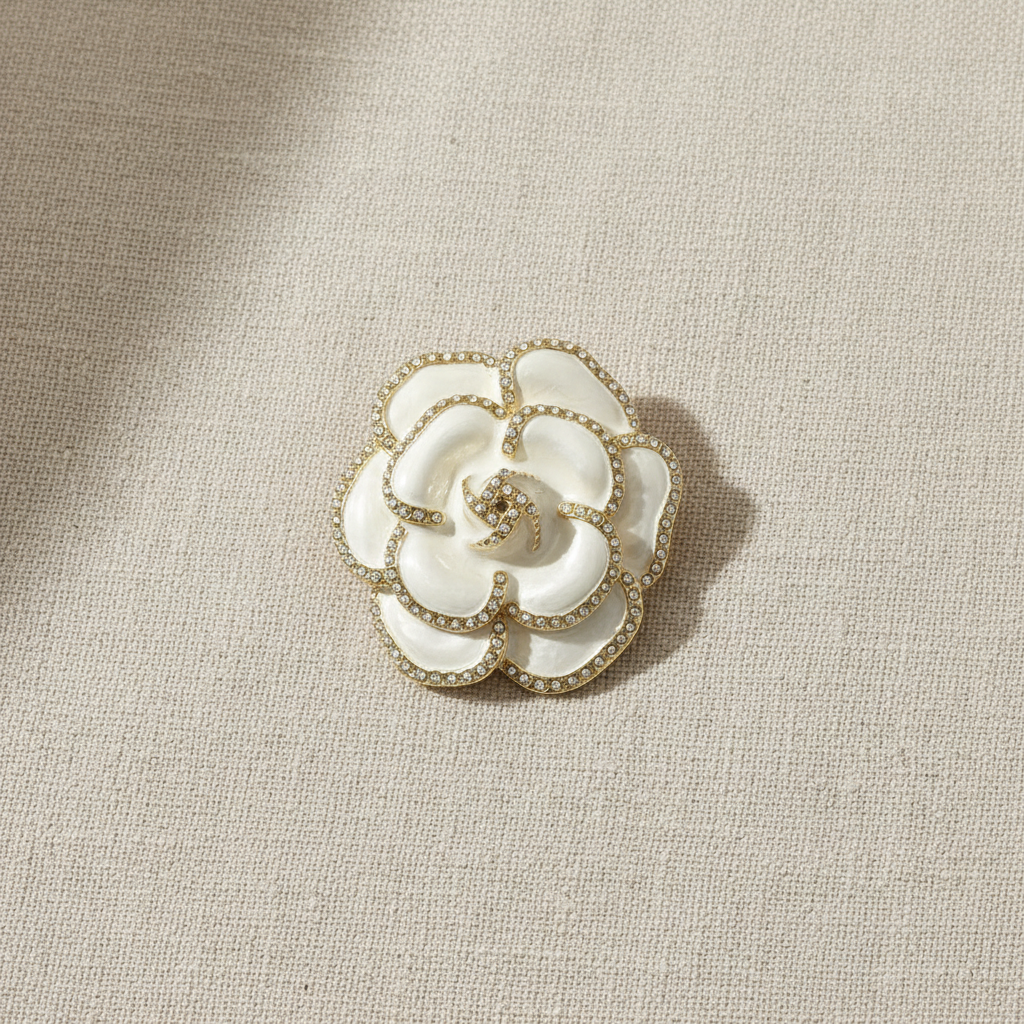 Broche de flor sobre tecido natural