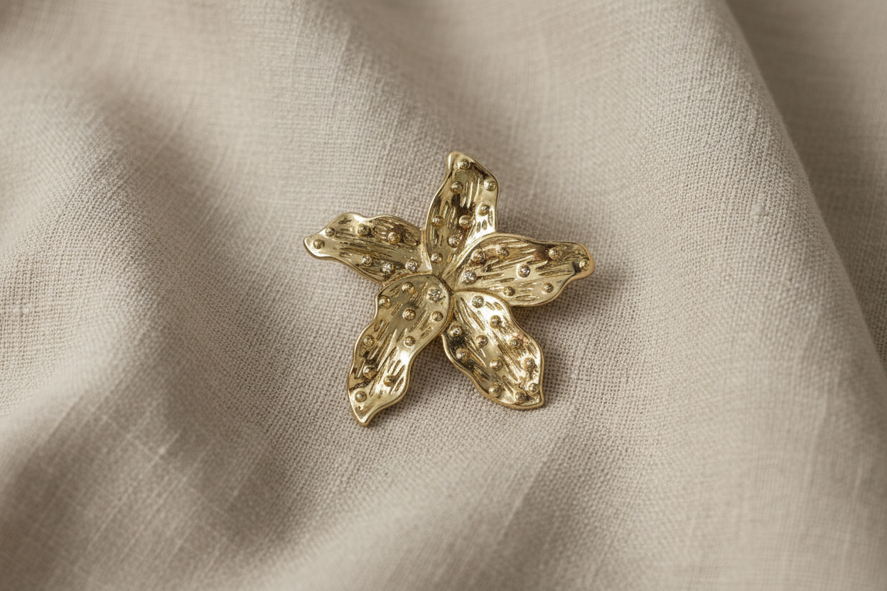 Broche estrela-do-mar sobre tecido bege