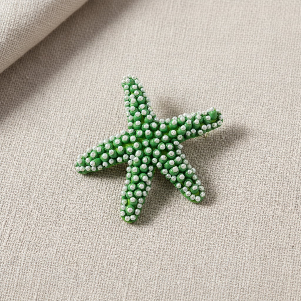Broche estrela do mar sobre tecido elegante