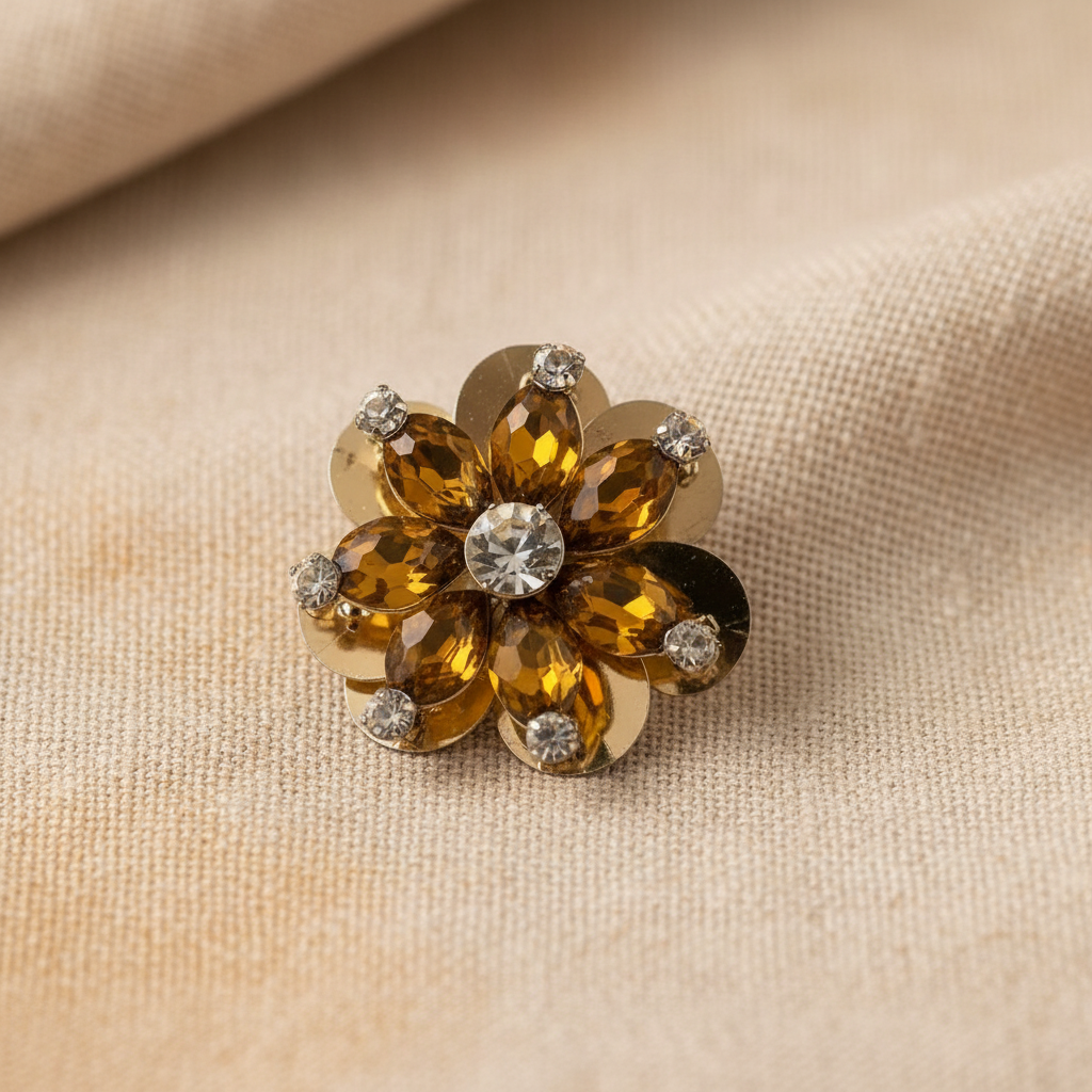 Broche flor âmbar sobre tecido elegante
