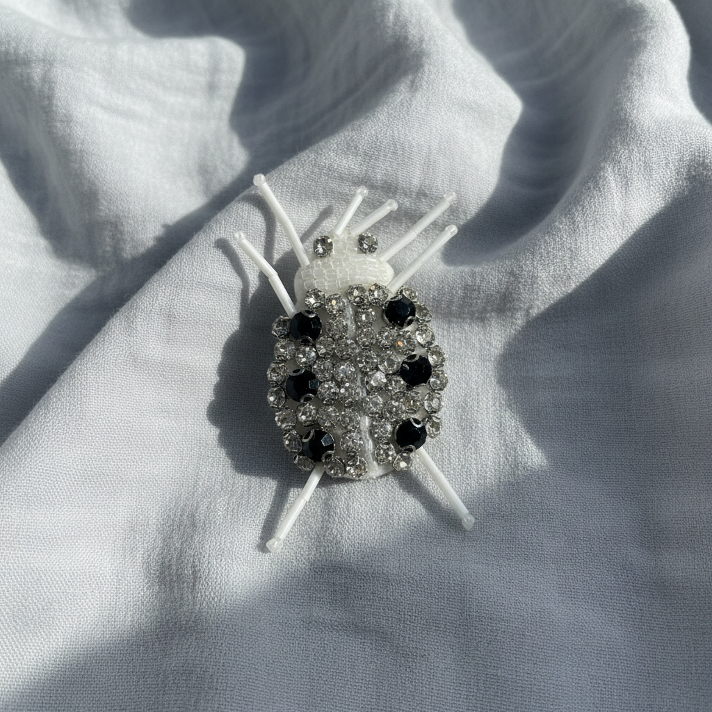 Broche Joaninha Crystal - Fundo Tecido Natural