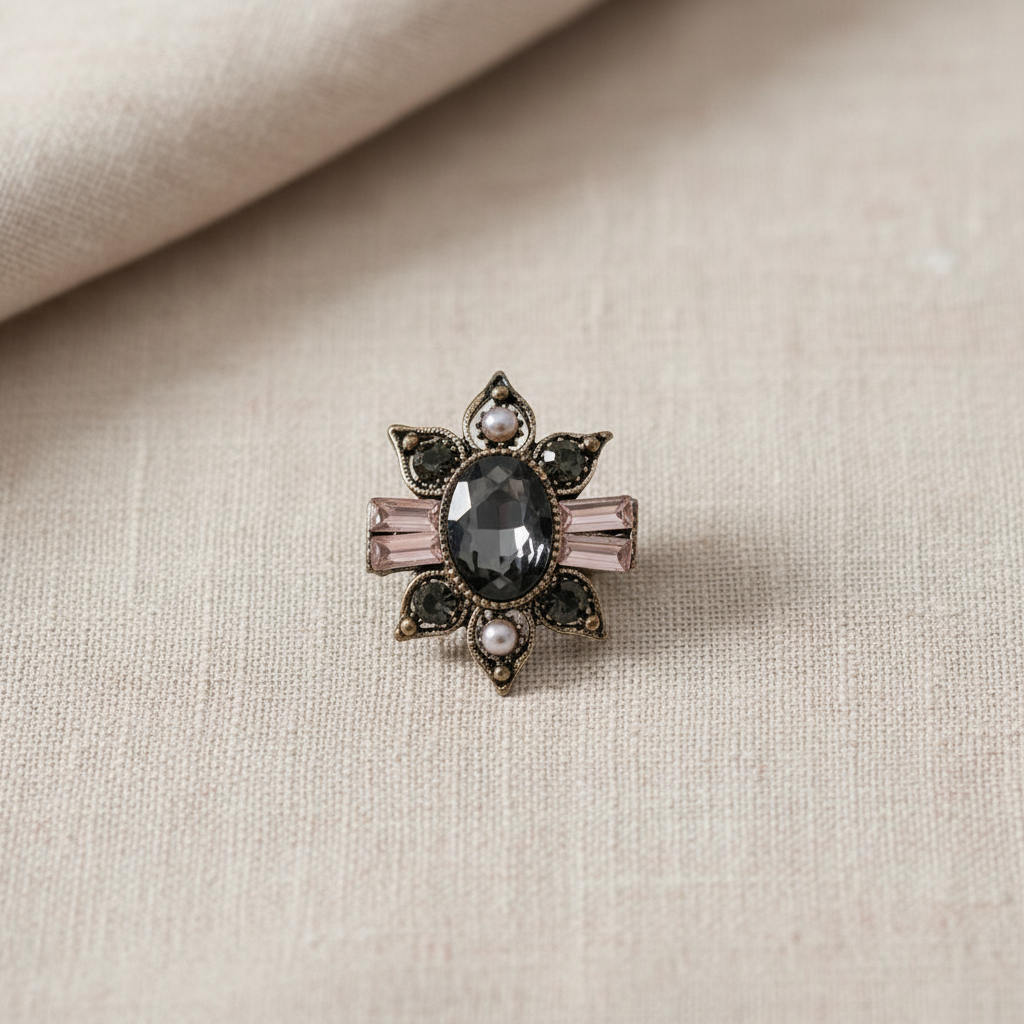 Broche medalhão floral sobre tecido elegante