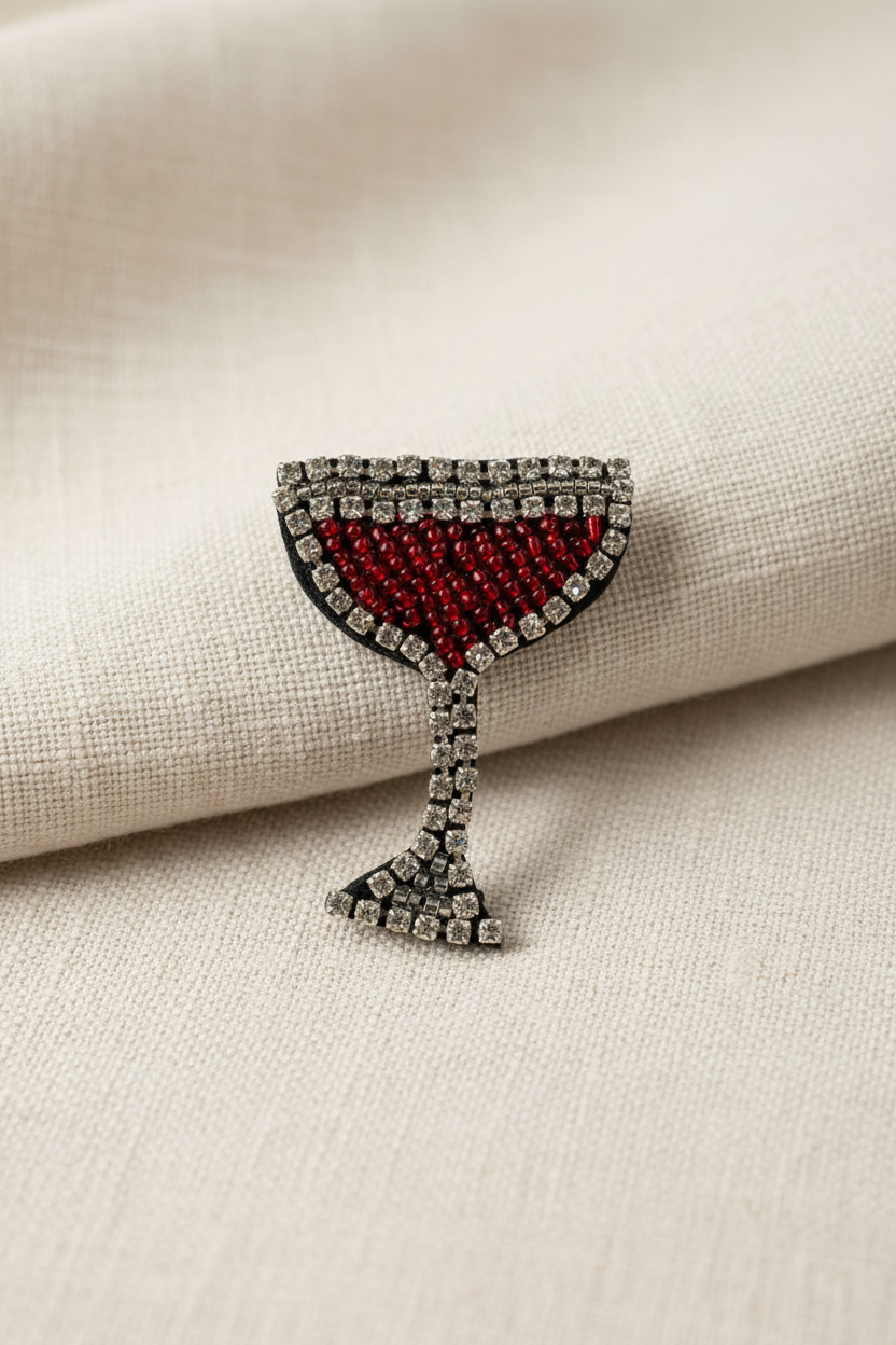 Broche taça de vinho sobre tecido elegante