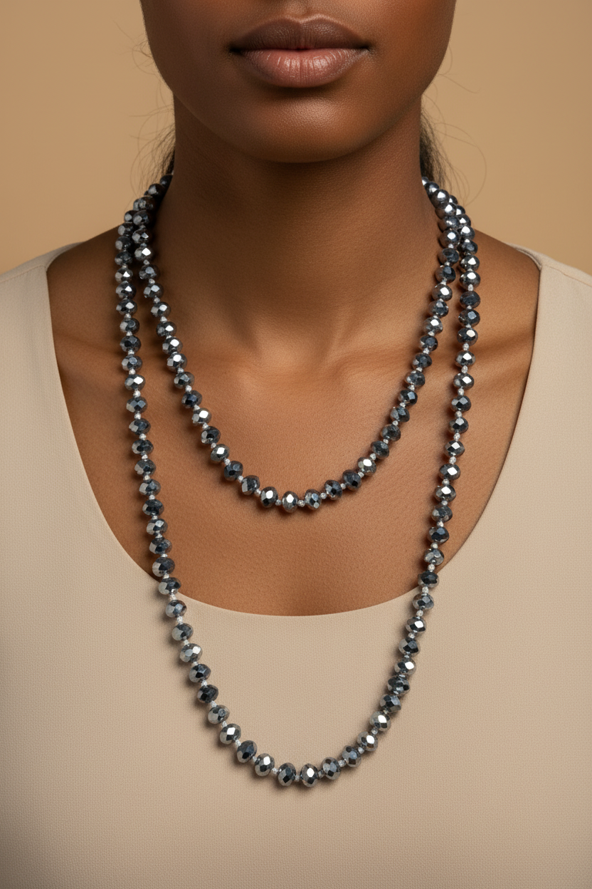 Colar cristal azul e prata — modelo tom de pele escuro