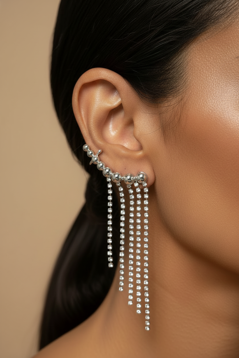 Ear cuff strass — sem flores no topo, pele morena