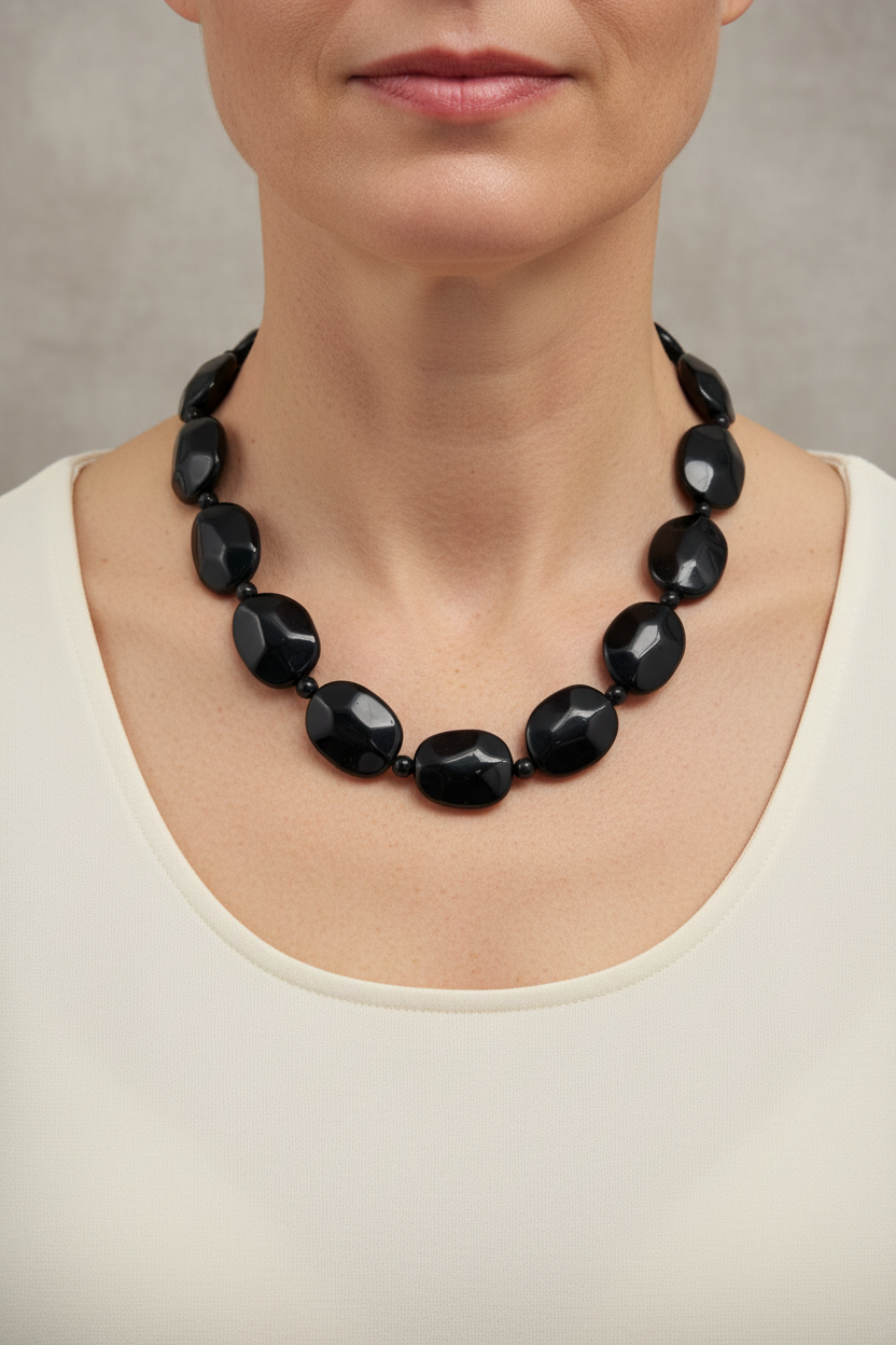Fotografia hiper-realista joalheria pescoço e colo com colar pedras ovais pretas