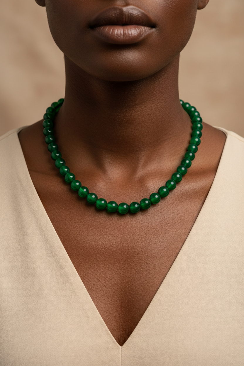 Fotografia hiper-realista joalheria pescoço modelo negra com colar verde esmeralda