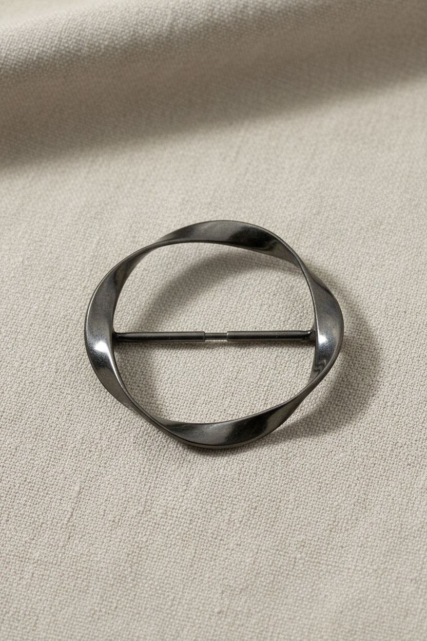 Passante circular torcido gunmetal sobre fundo de tecido linho