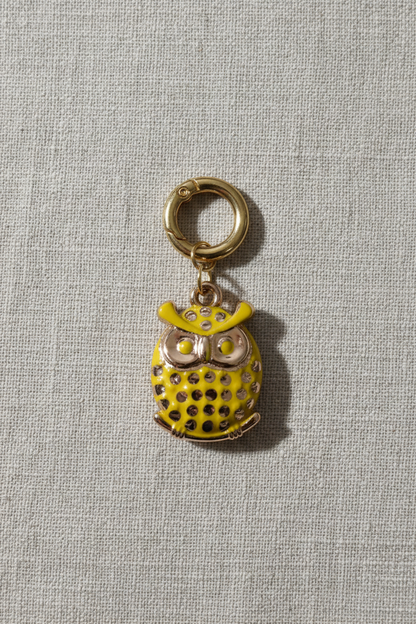Pingente coruja esmalte amarelo sobre linho natural