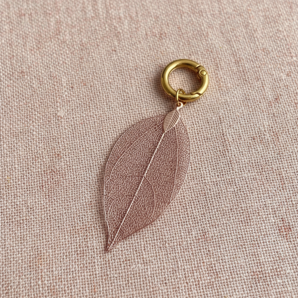 Pingente Folha Rose Gold sobre Linho