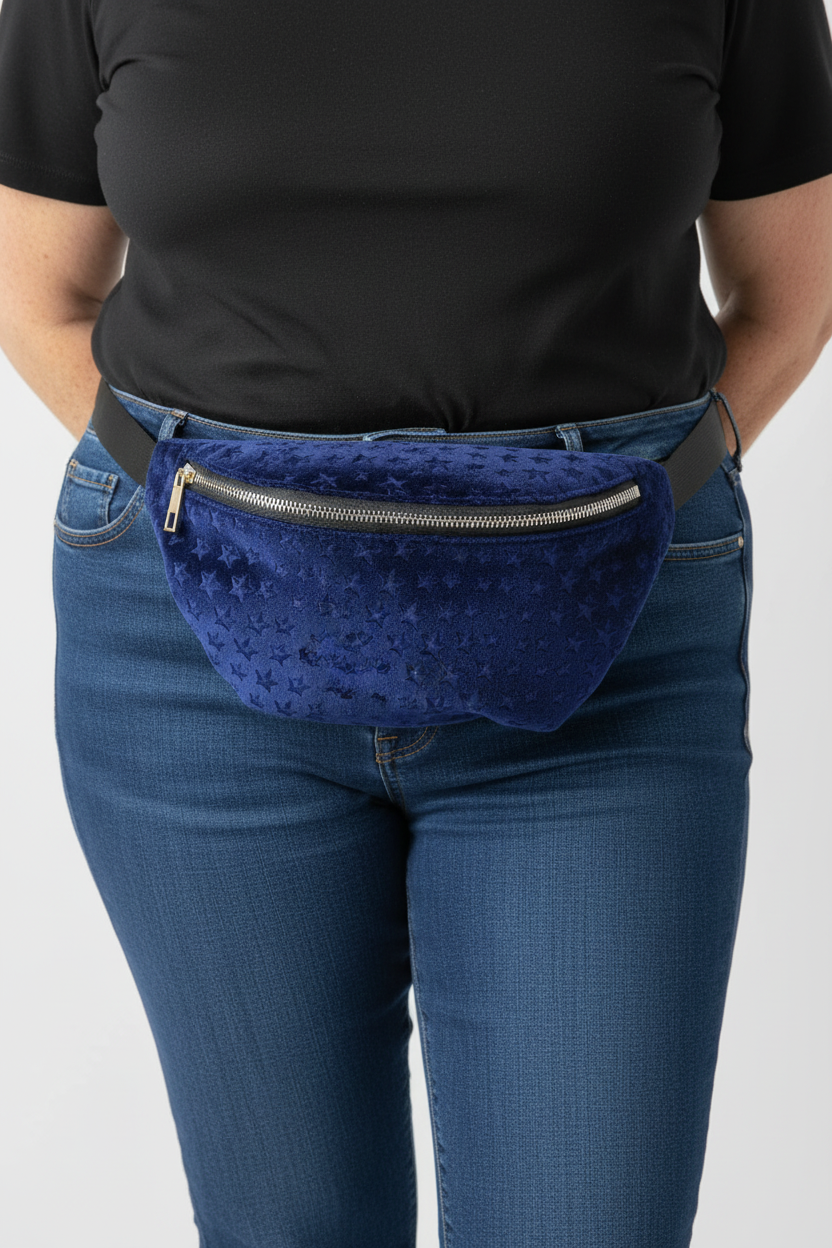 Pochete veludo azul estrelas — modelo idosa plus size