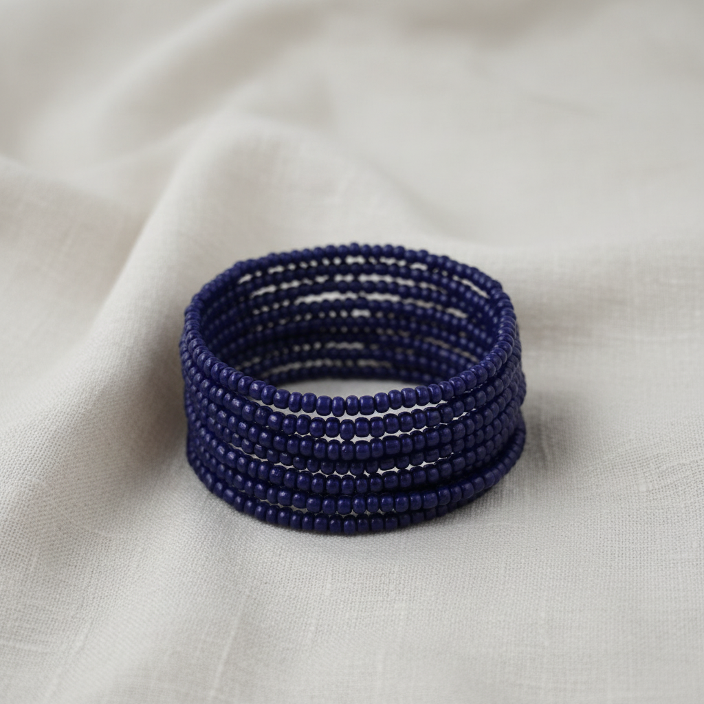 Pulseira azul marinho reposicionada com fundo profissional