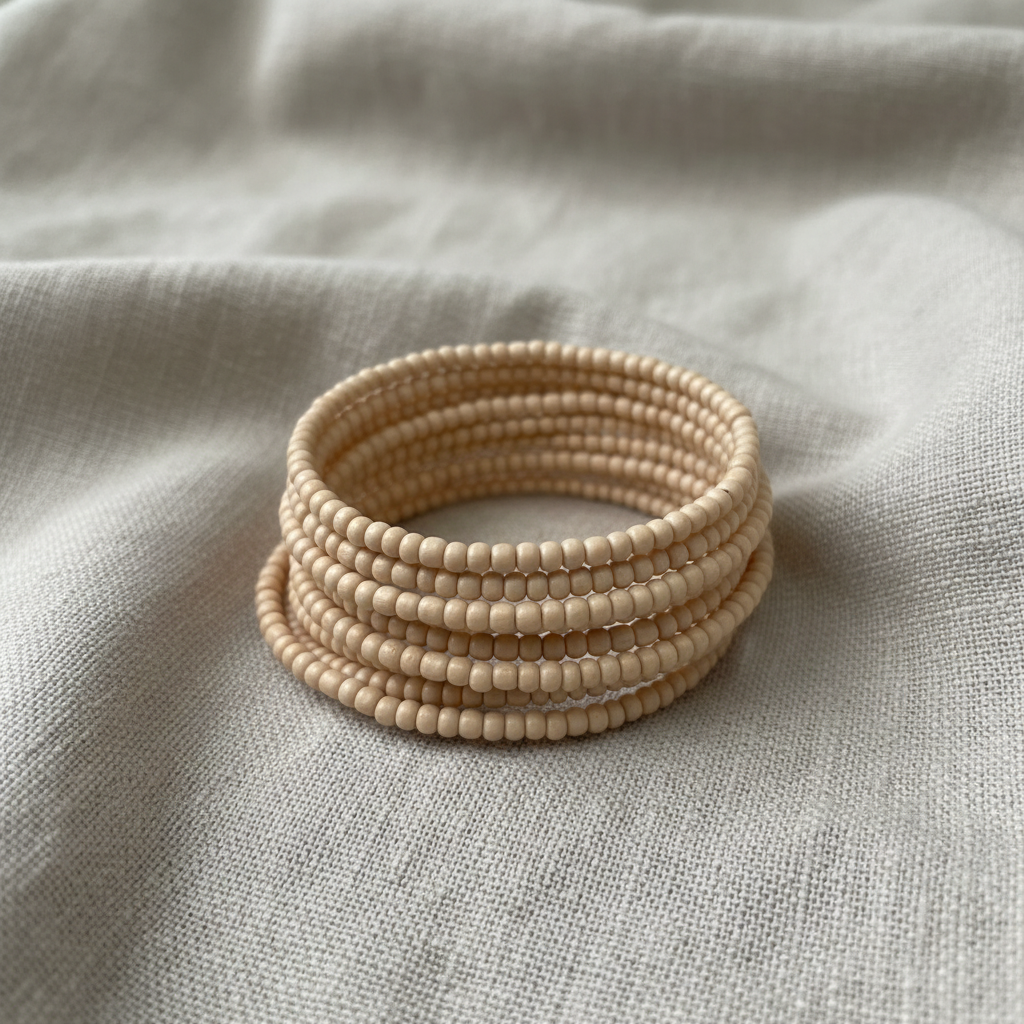 Pulseira bege/nude natural completa reposicionada com fundo profissional