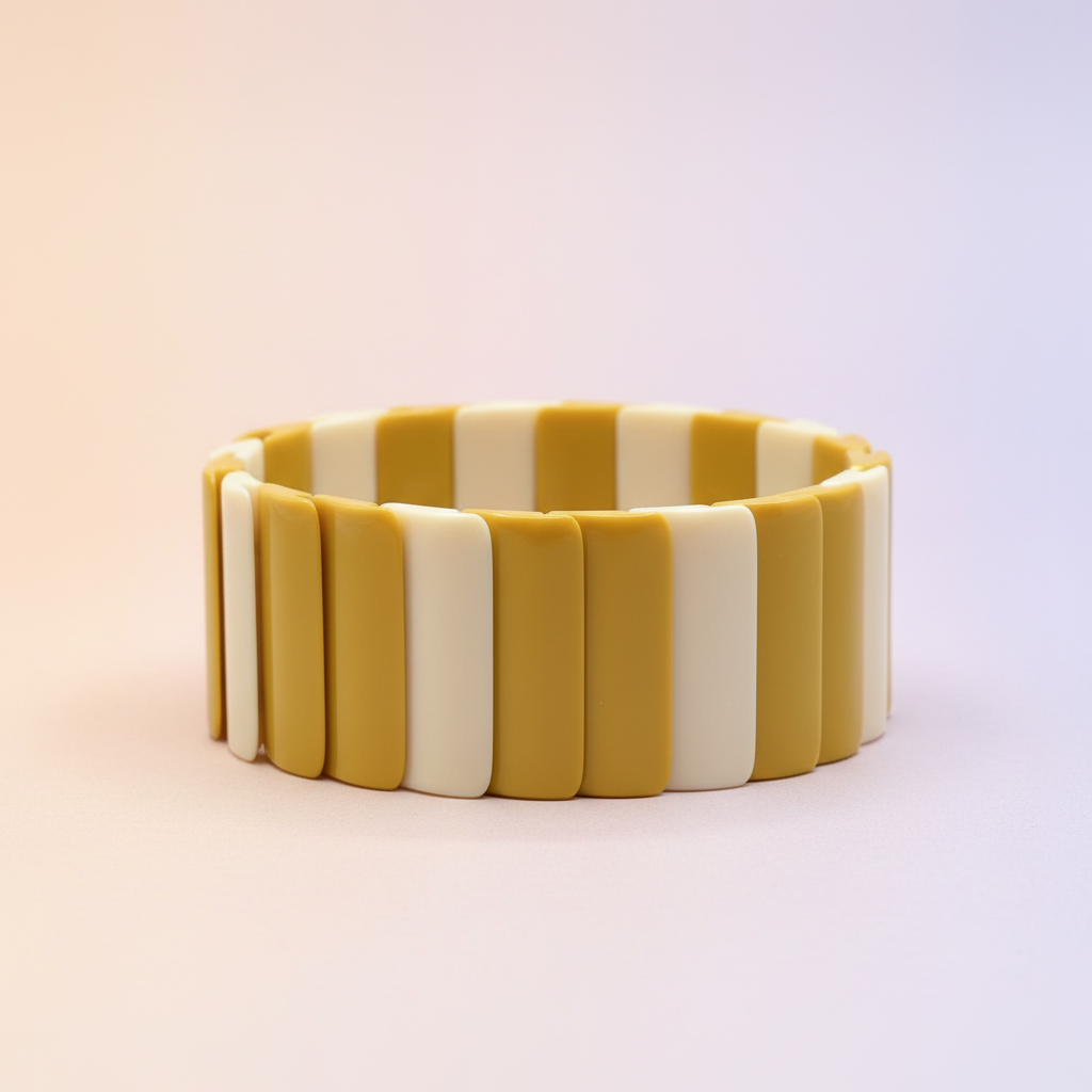 Pulseira de resina amarela e creme alinhada