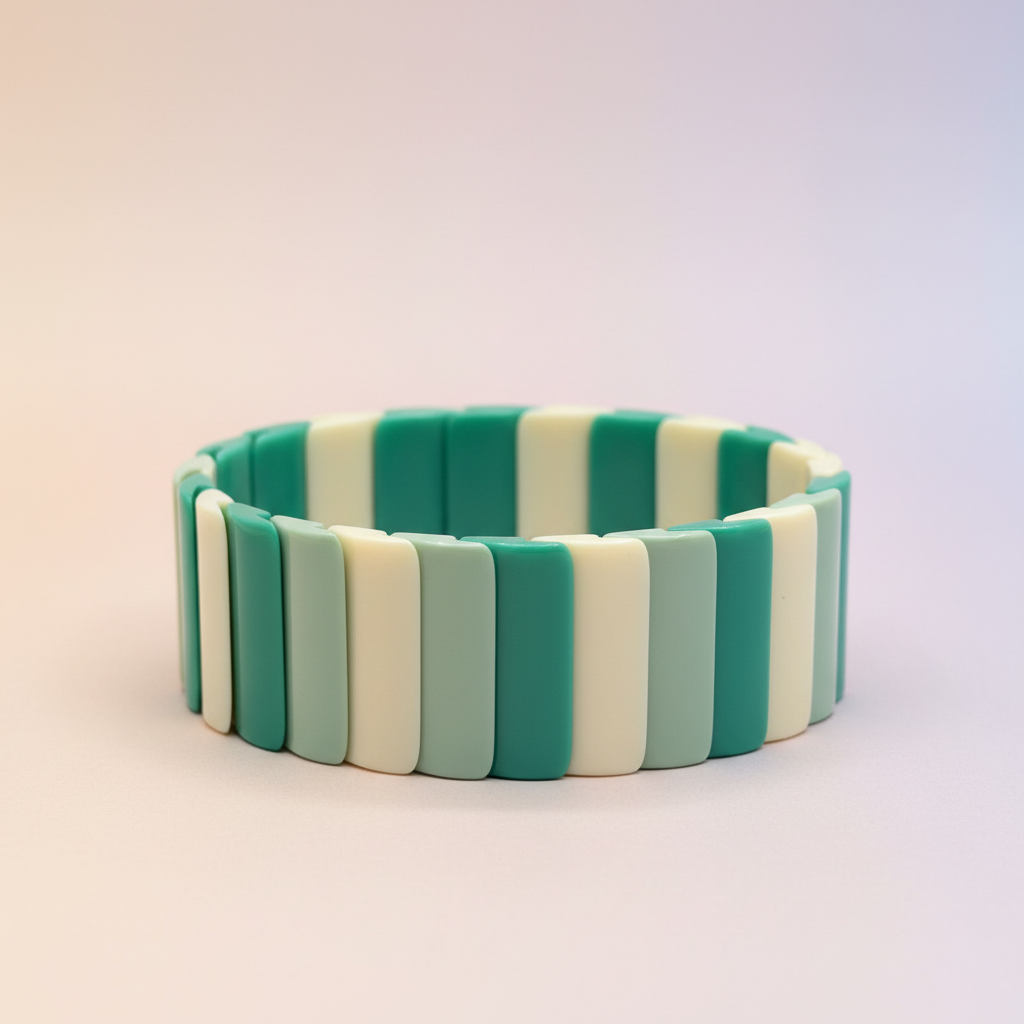 Pulseira de resina verde e creme alinhada