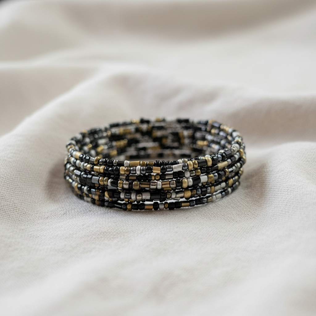 Pulseira multicolorida com tons metálicos reposicionada com fundo profissional