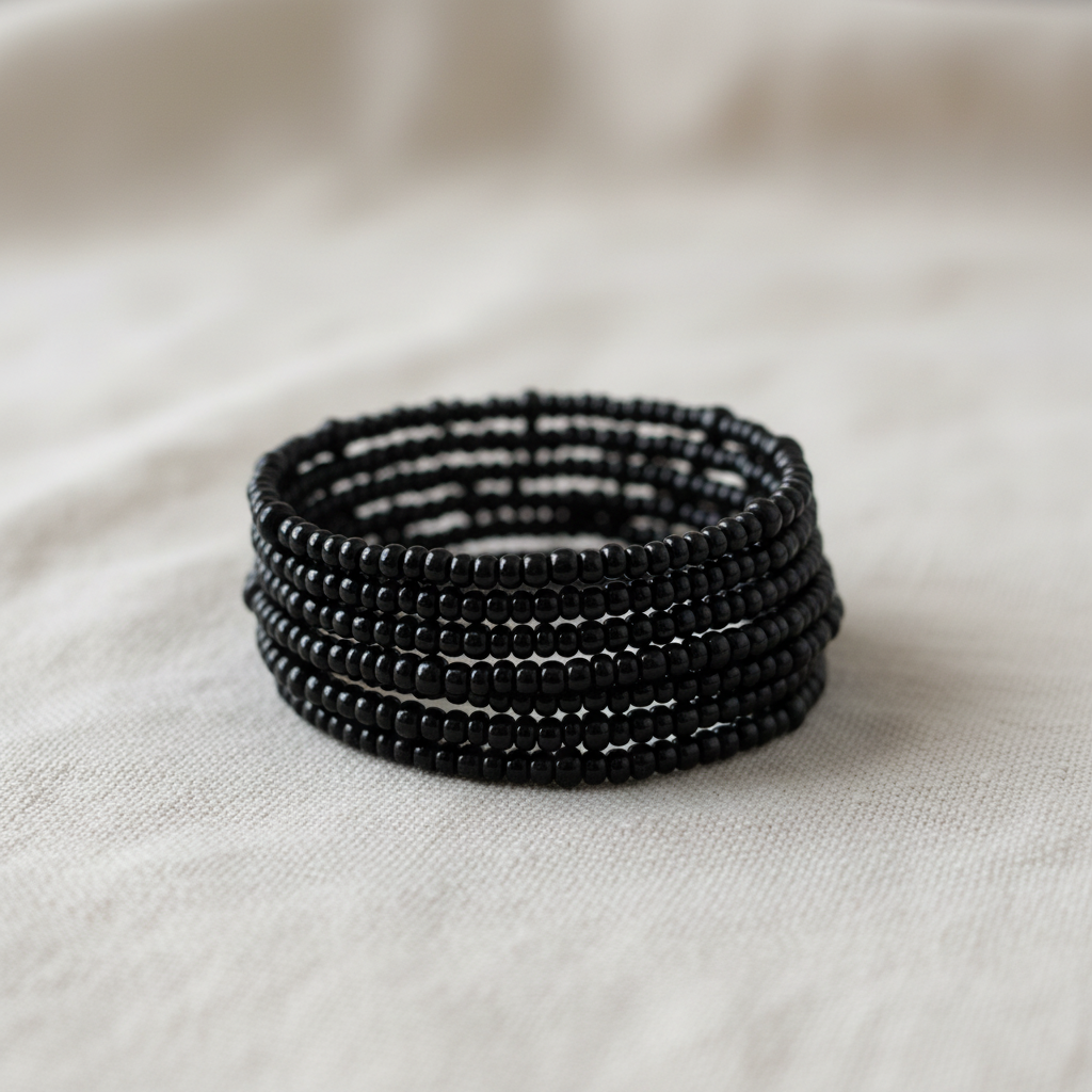 Pulseira preta completa reposicionada com fundo profissional