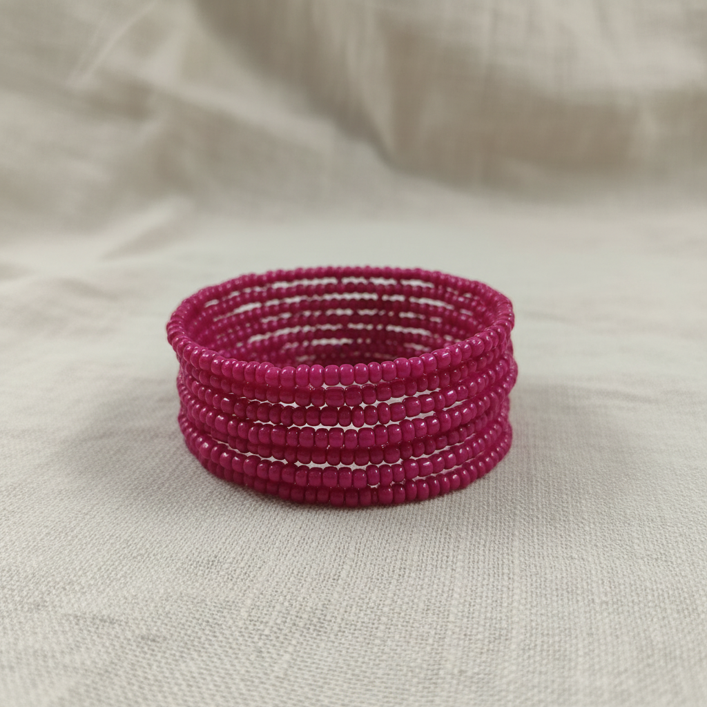 Pulseira rosa/magenta reposicionada com fundo profissional