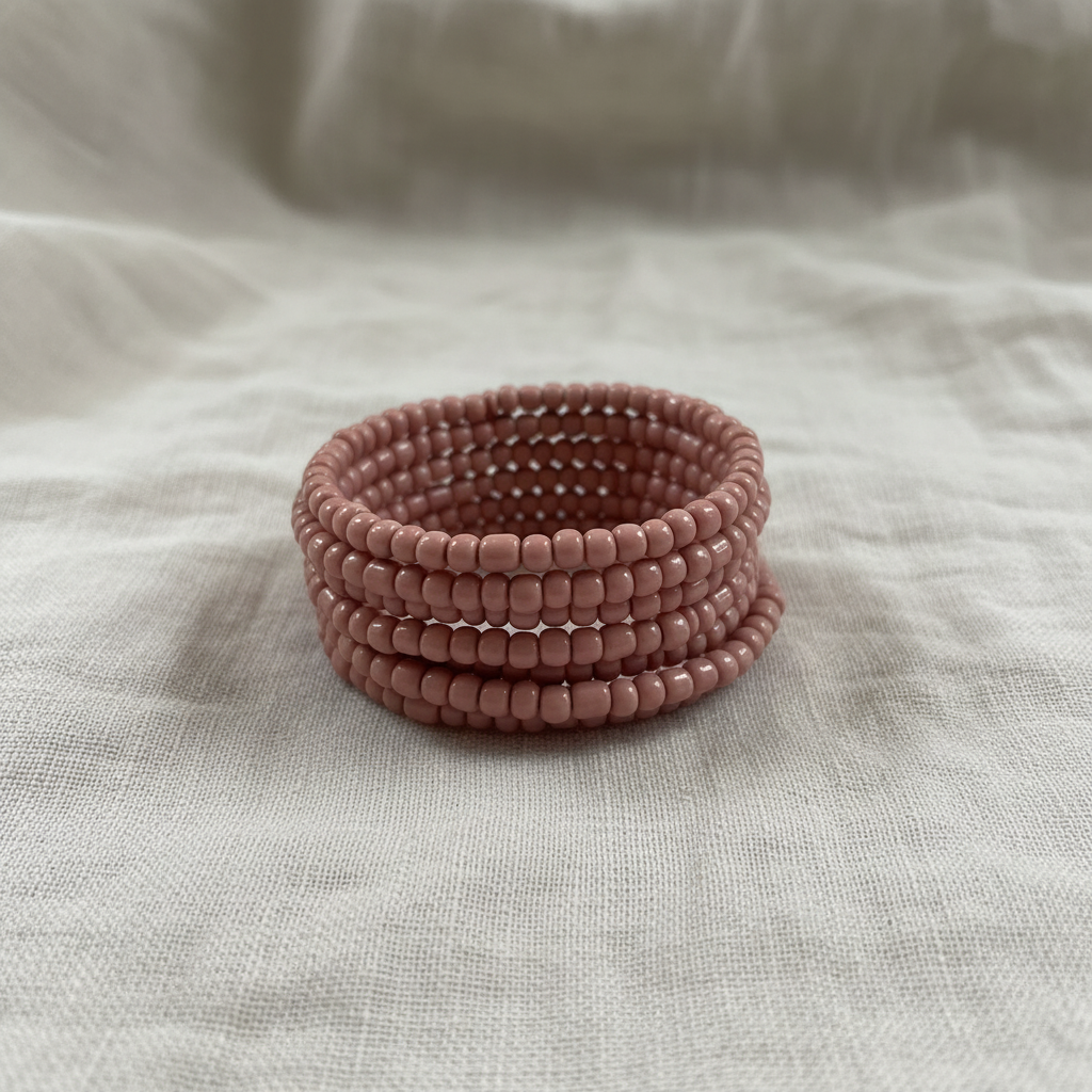 Pulseira rosa/marrom completa reposicionada com fundo profissional