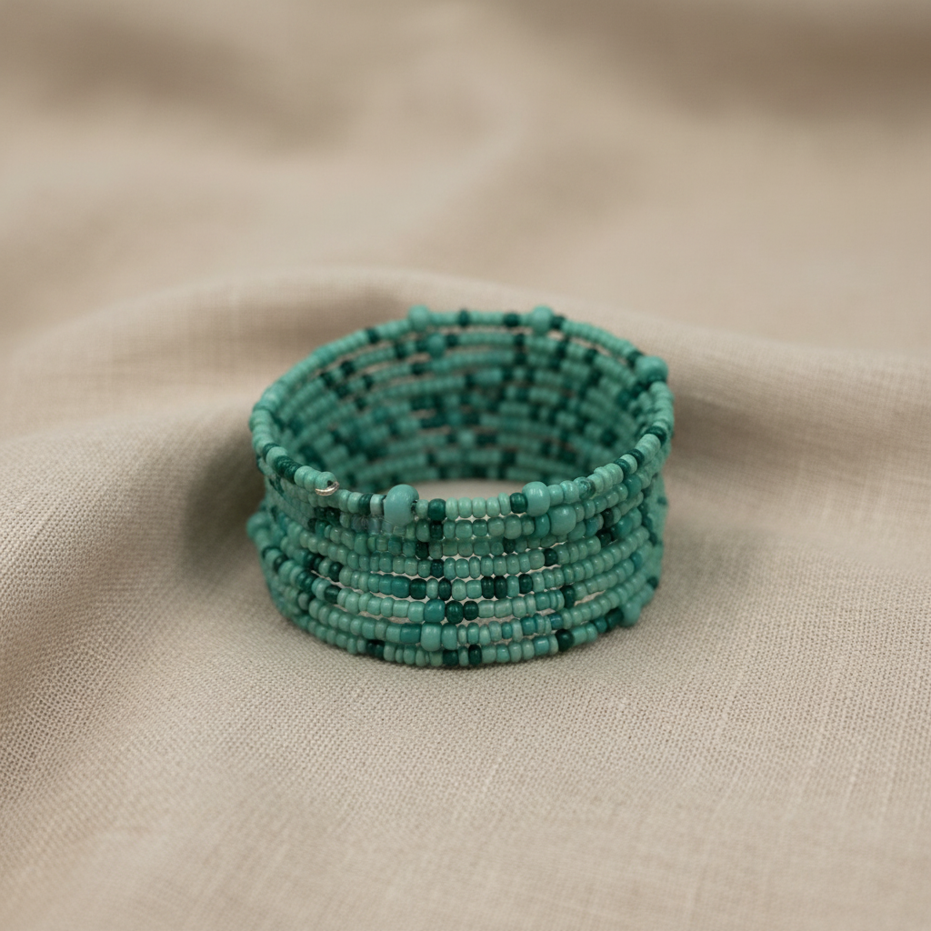 Pulseira turquesa/verde água completa reposicionada com fundo profissional