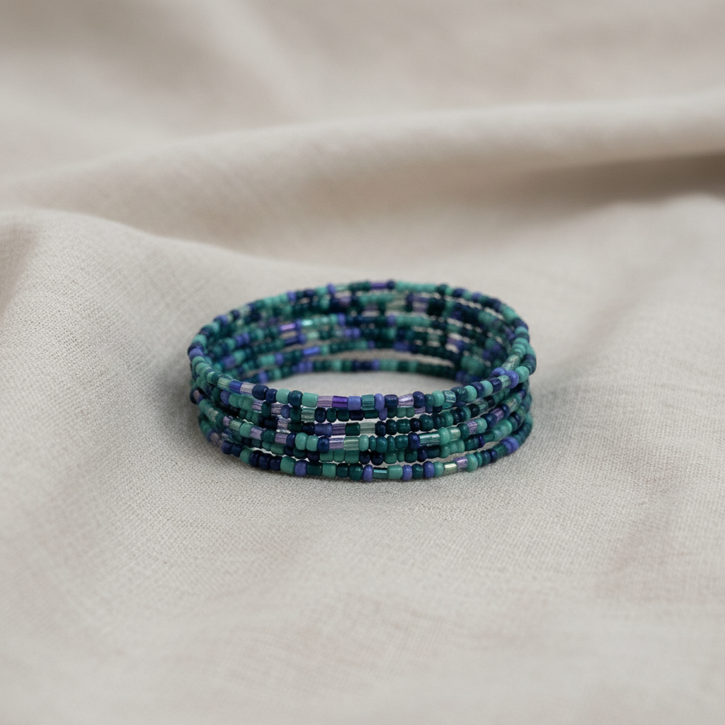 Pulseira verde e azul marinho completa reposicionada com fundo profissional