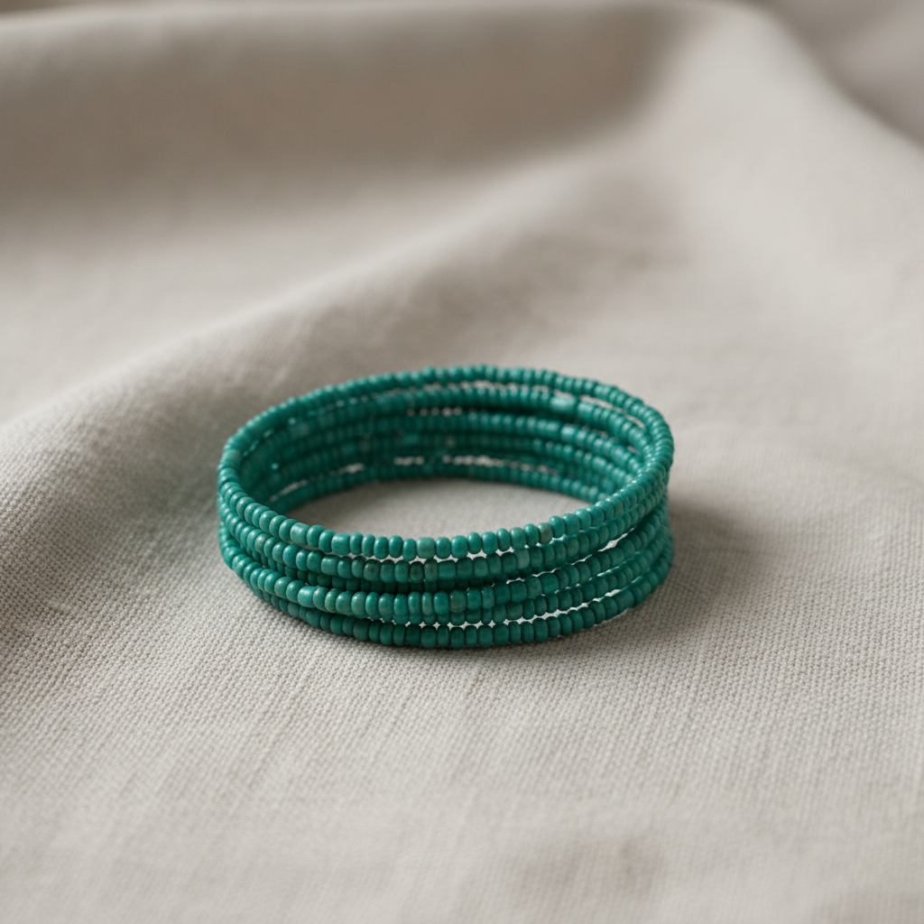Pulseira verde esmeralda/turquesa completa reposicionada com fundo profissional