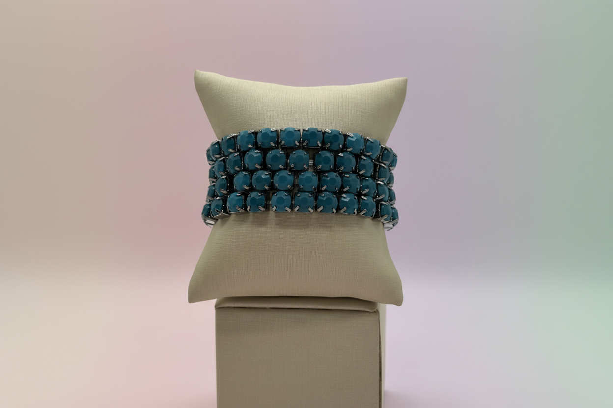 Pulseiras azul petróleo no expositor sobre fundo pastel