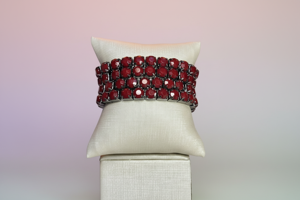 Pulseiras burgundy sobre fundo pastel