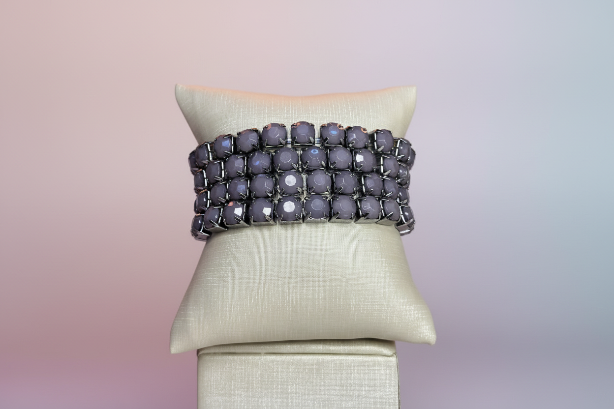 Pulseiras cinza sobre fundo pastel