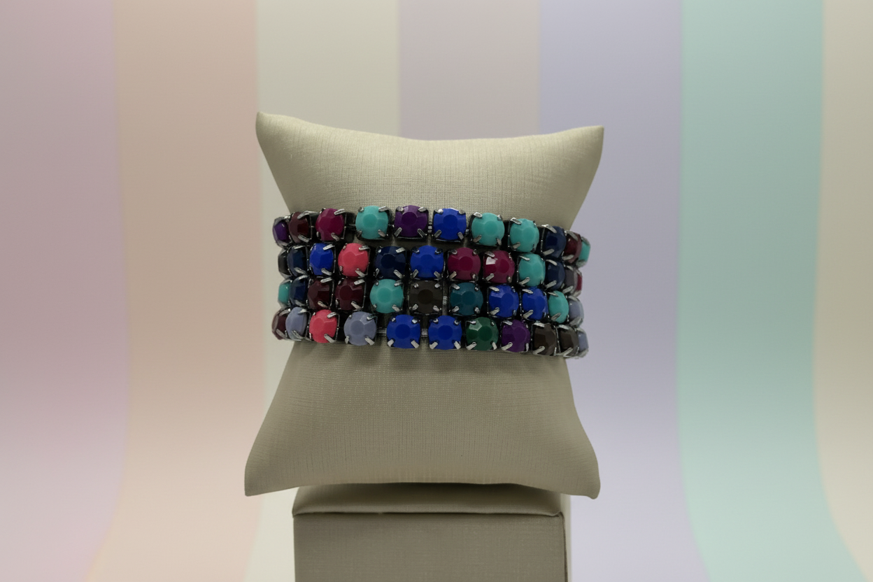 Pulseiras coloridas no expositor sobre fundo pastel