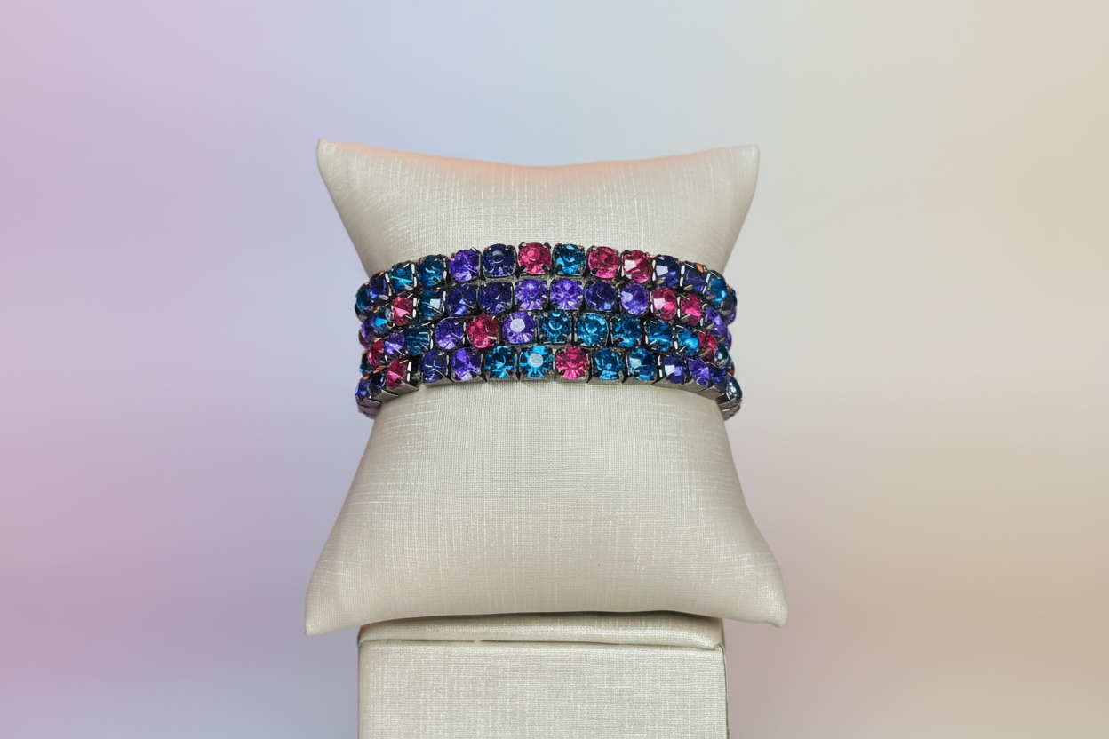 Pulseiras vibrantes sobre fundo pastel
