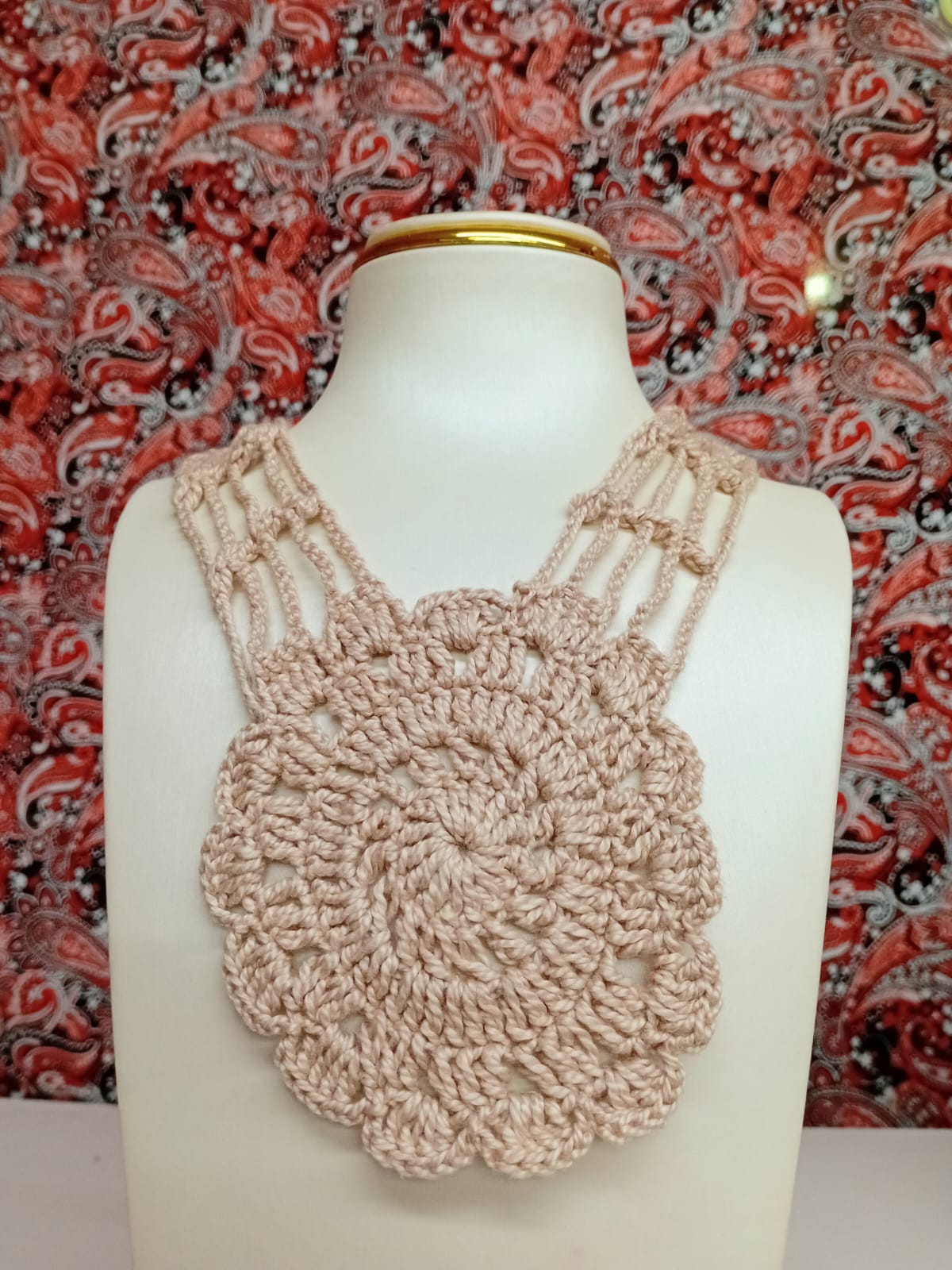 Colar Mandala Crochê Bege