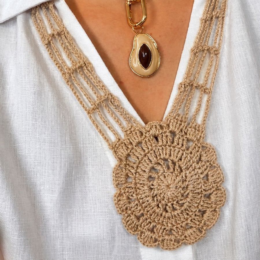 Colar Mandala Crochê Bege