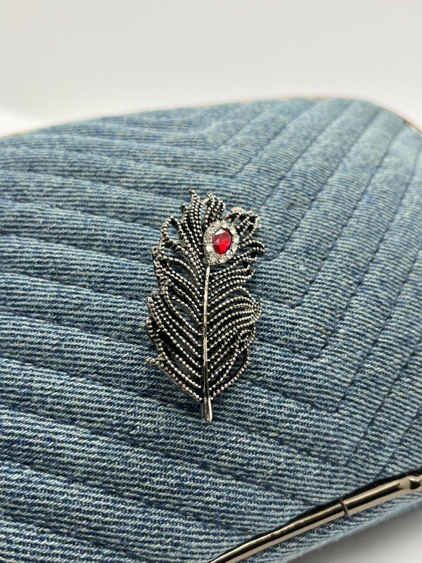 Broche Pena Elegante com Pedra Vermelha